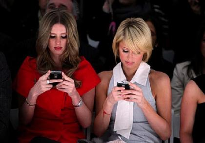 Paris Hilton and Nicky Hilton texting