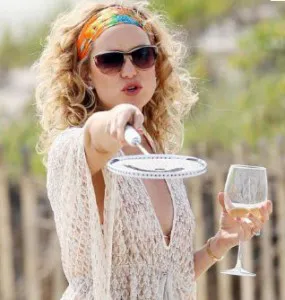 kate hudson bbq memorial day