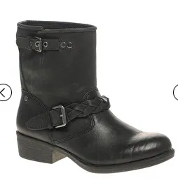ASOS Black motorcycle boots http://www.shefinds.com/2011/the-7-best-motorcycle-boots-ever-theyre-a-celeb-favorite-for-a-reason/