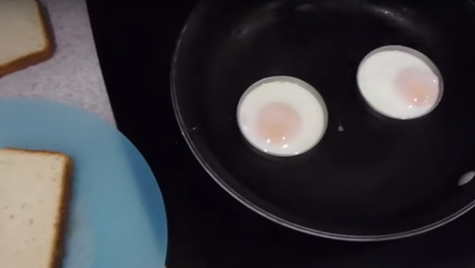 VIDEO The Easiest Way To Fry An Egg Using A Mason Jar