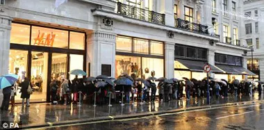 man waits 12.5 hours in line with girlfriend for jimmy choo h&m line