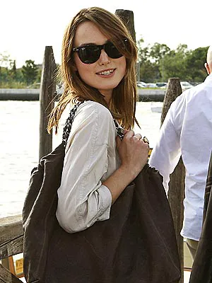keira knightley carrying a huge bag