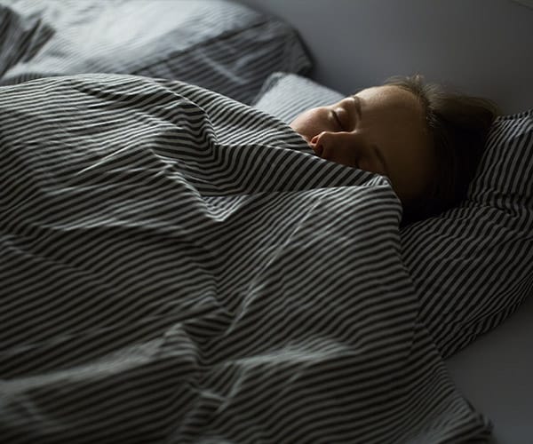 going to bed with wet hair sleeping