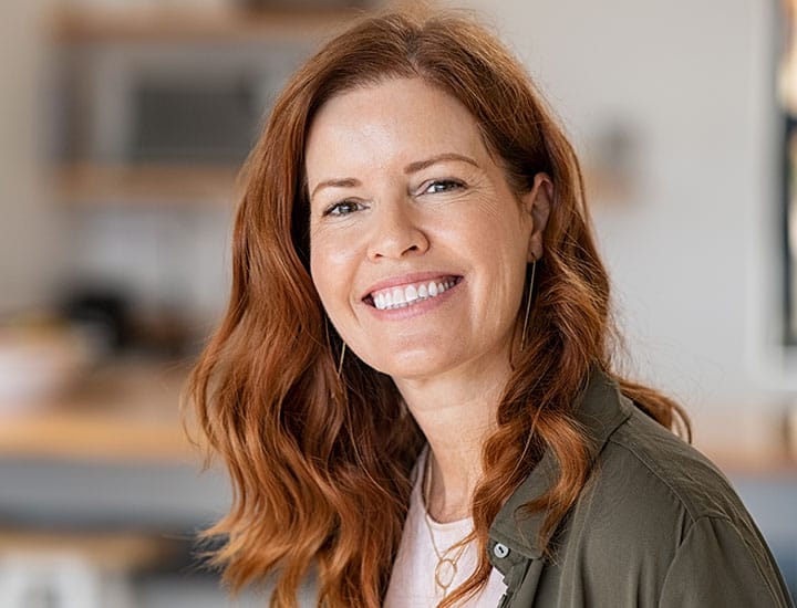 redhead-smiling-healthy-hair