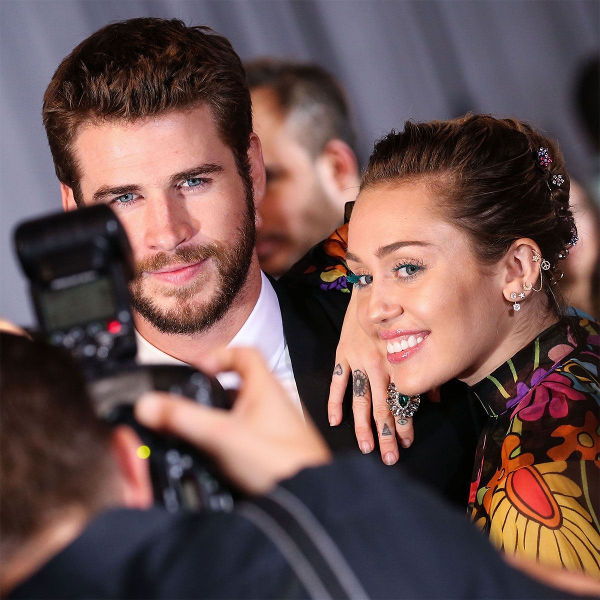 miley cyrus liam hemsworth red carpet posing cameras