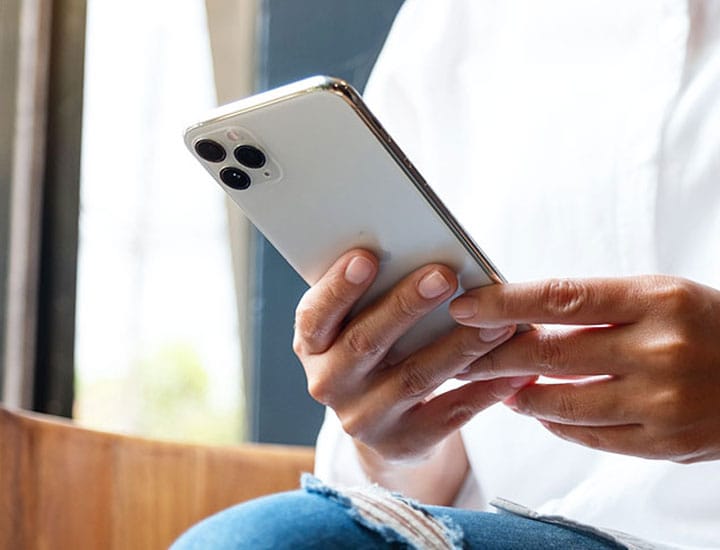 woman-texting-iphone