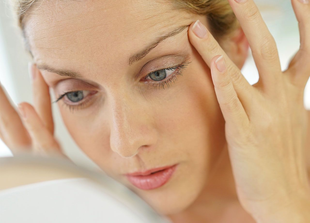 woman-looking-at-face