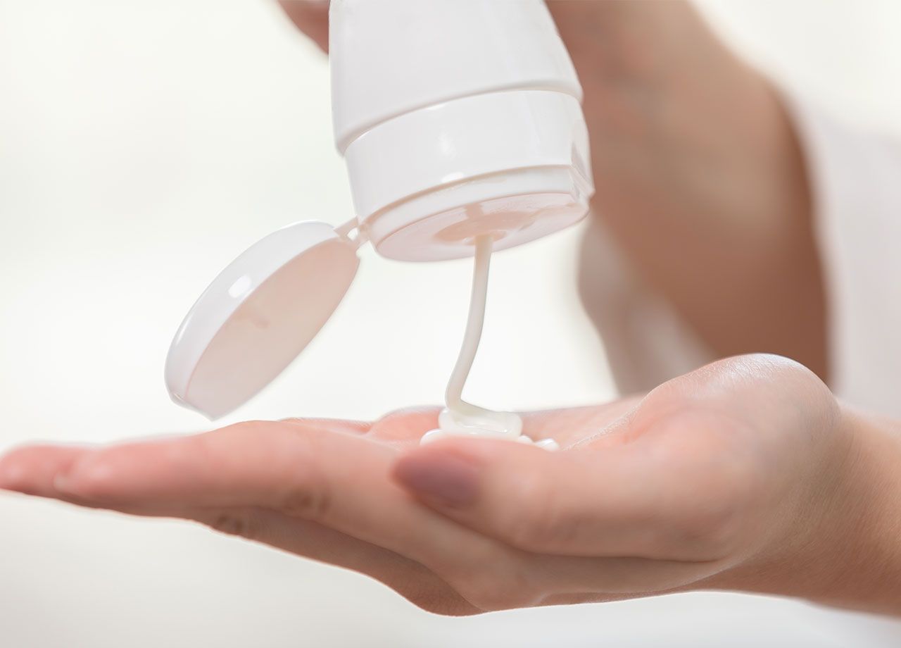 squeezing-shampoo-hand