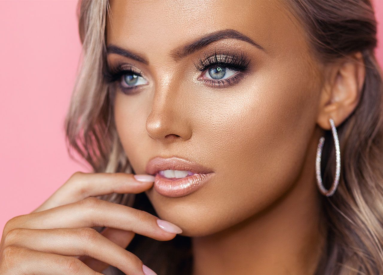 tanned-woman-highlighter