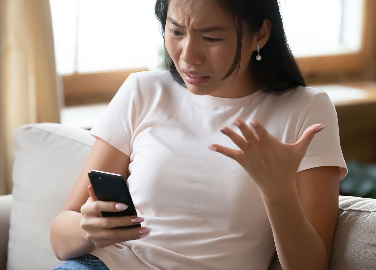 woman-frustrated-iphone