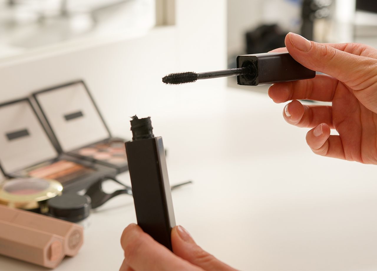 woman-opening-mascara