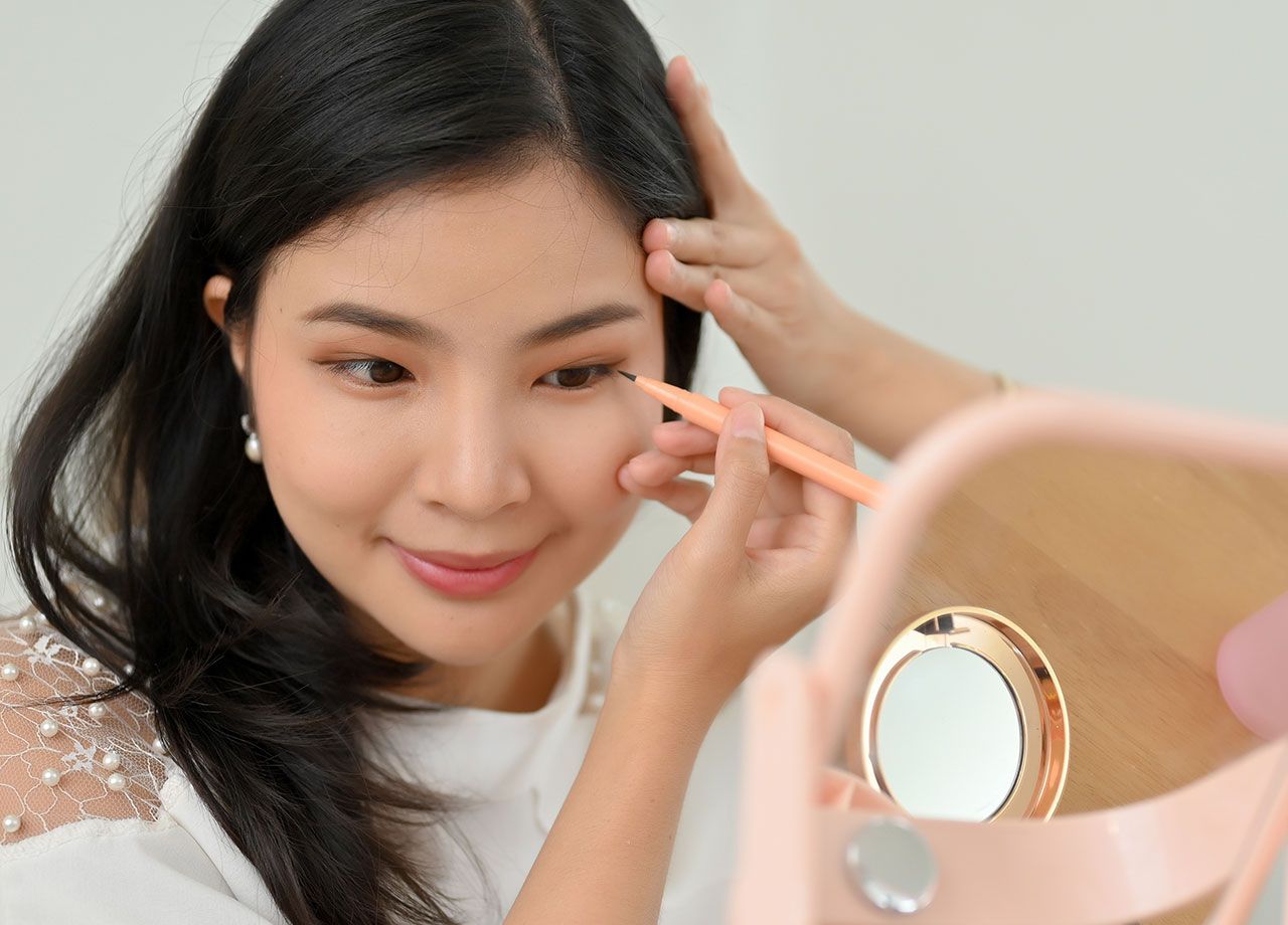 looking-down-mirror-eyeliner