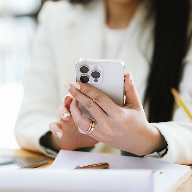 woman-texting-iphone