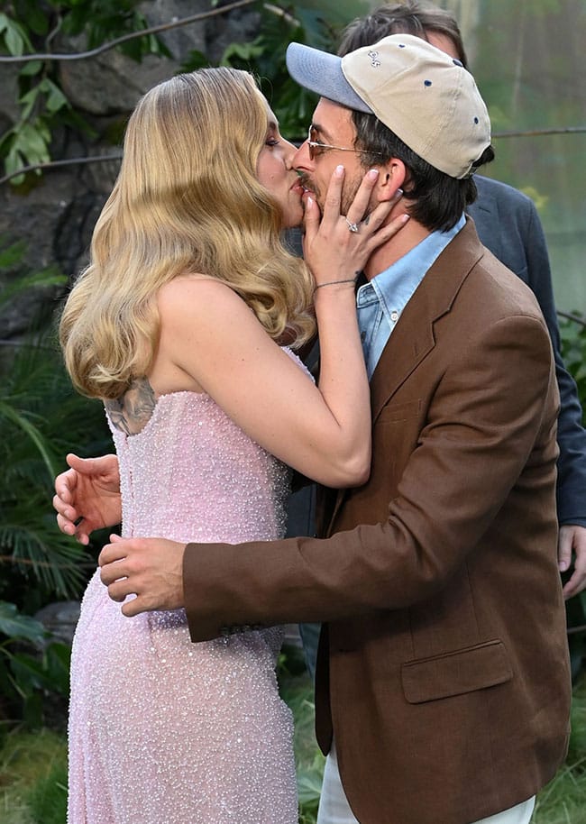 scarlett johansson kissing jonathan bailey at jurassic world prebirth premiere