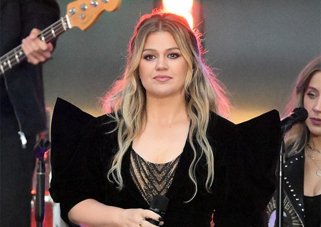 Kelly Clarkson sings on Today Show