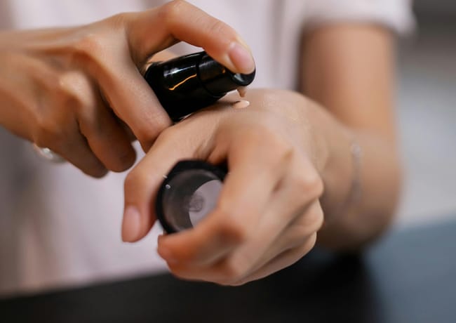 cream-makeup-on-hand