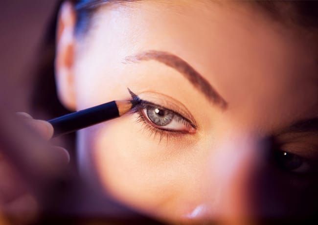 woman-applying-eyeliner
