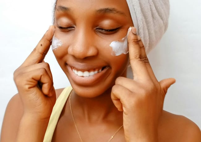 woman-applying-sunscreen