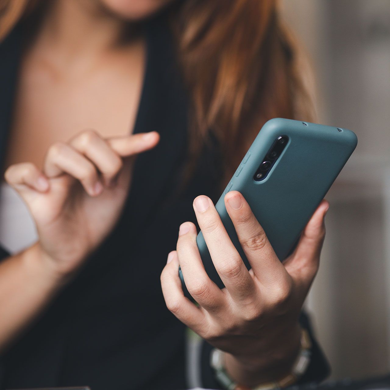 woman-texting-smartphone