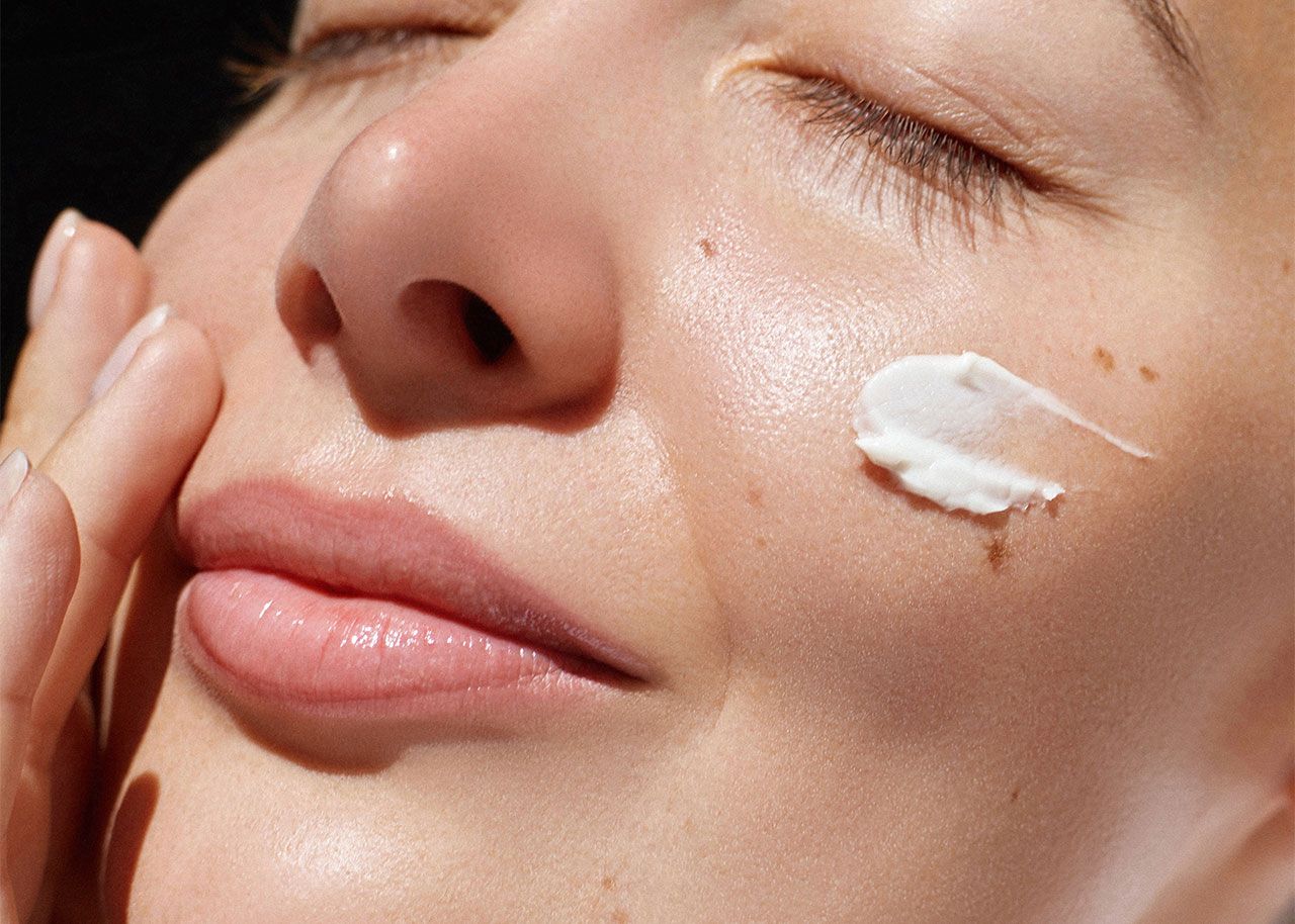 woman-wearing-sunscreen