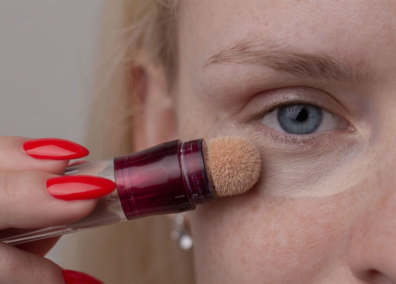 woman-using-concealer