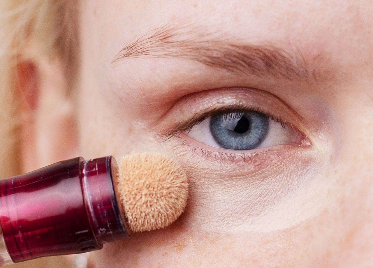 applying-concealer