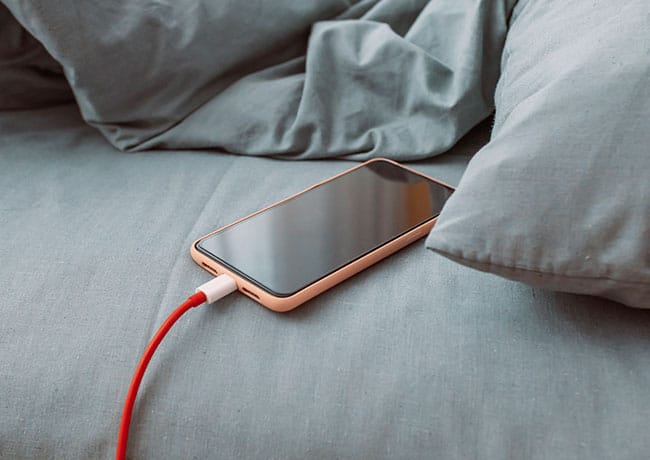charging-phone-bed
