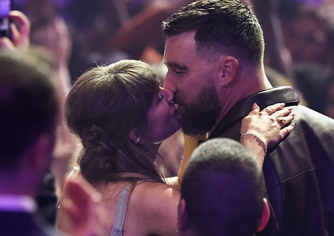 Taylor Swift and Travis Kelce kissing iHeartRadio Awards
