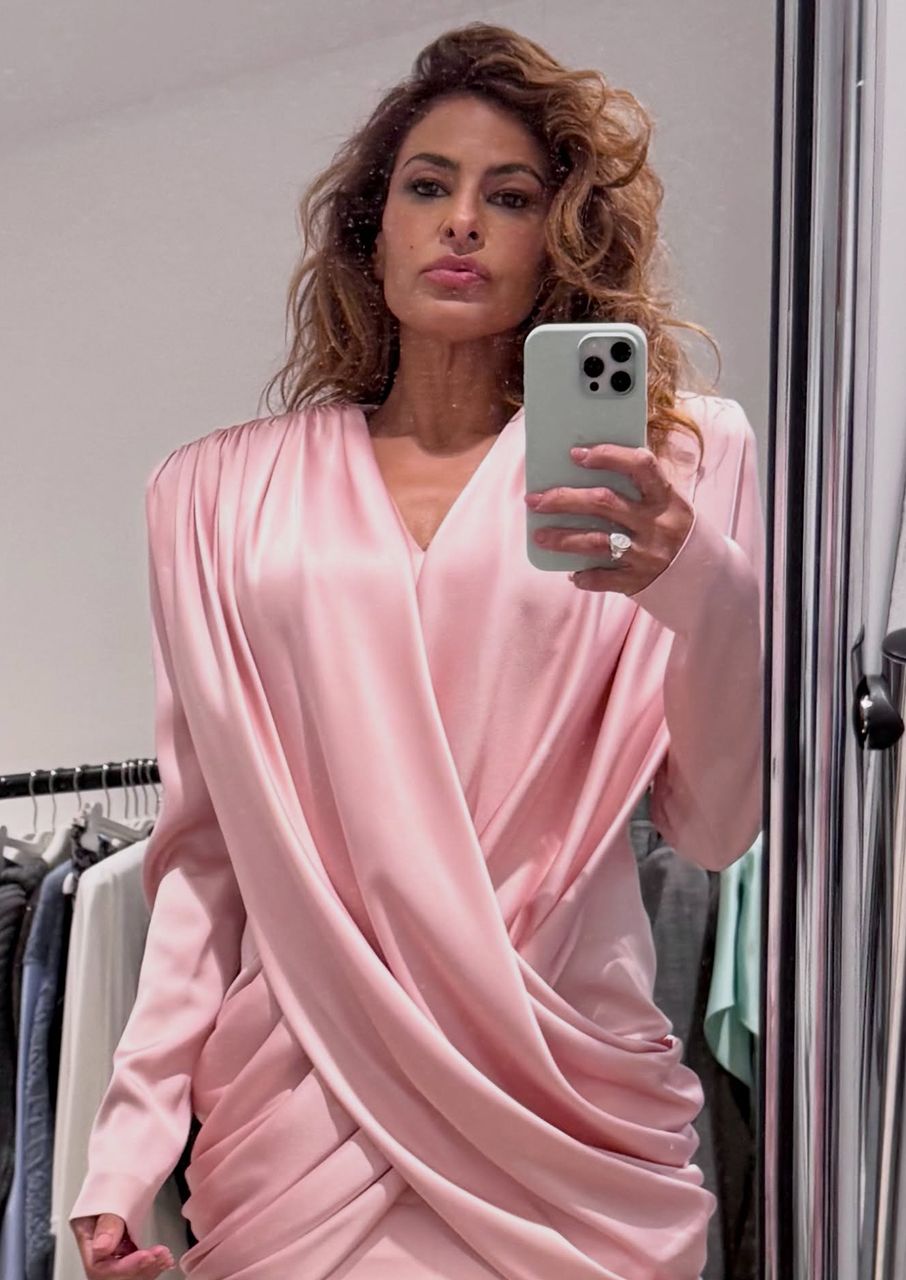 Eva Mendes selfie pink dress