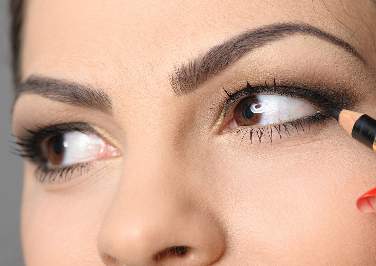 harsh-black-eyeliner