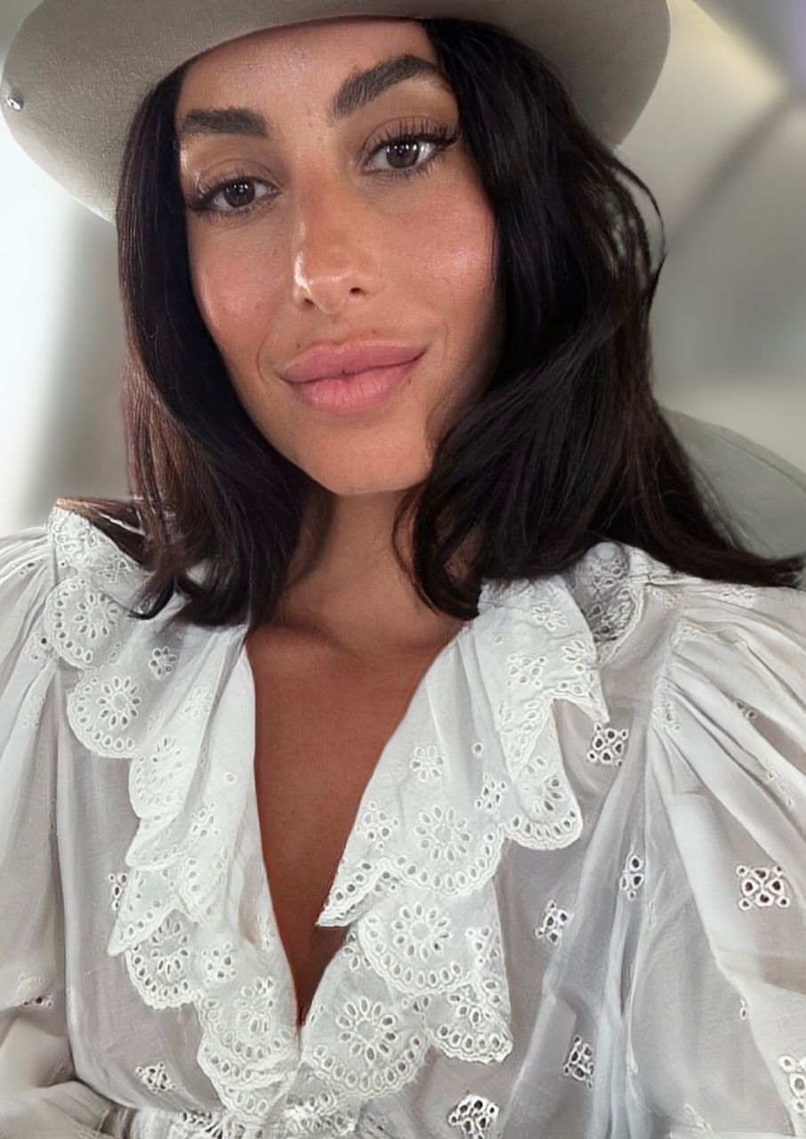 Ines de Ramon selfie white blouse