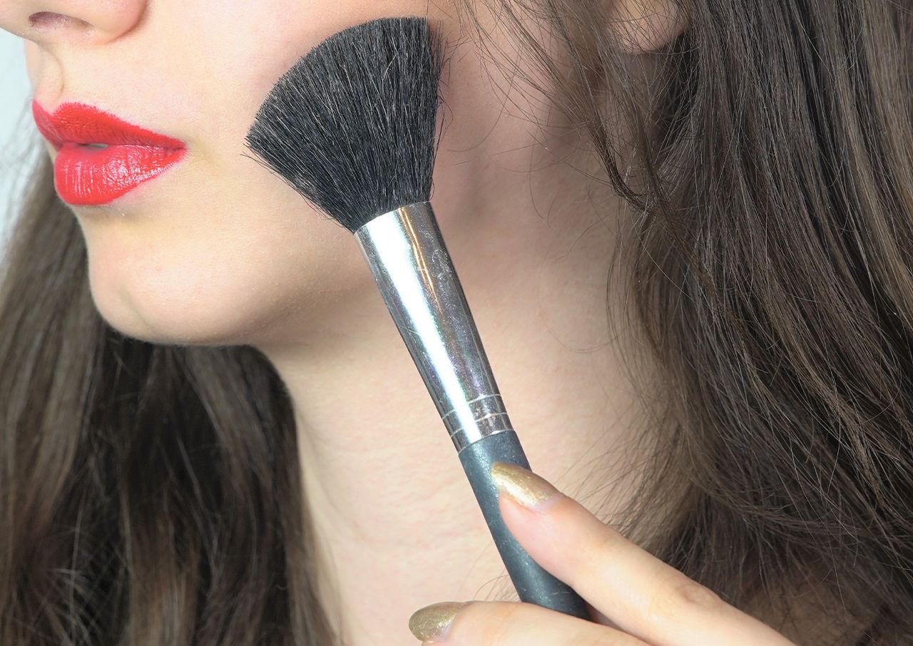 applying-blush