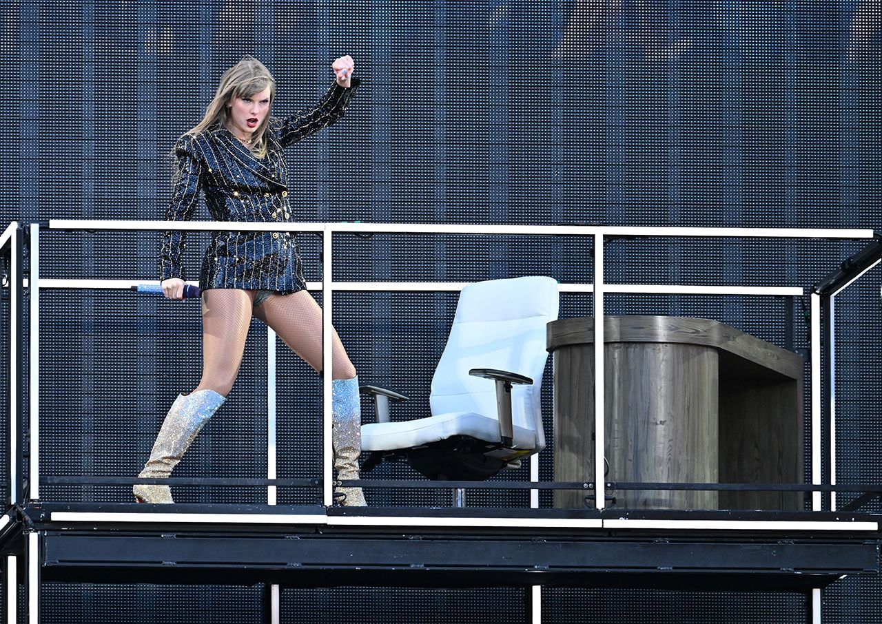 Taylor Swift performing