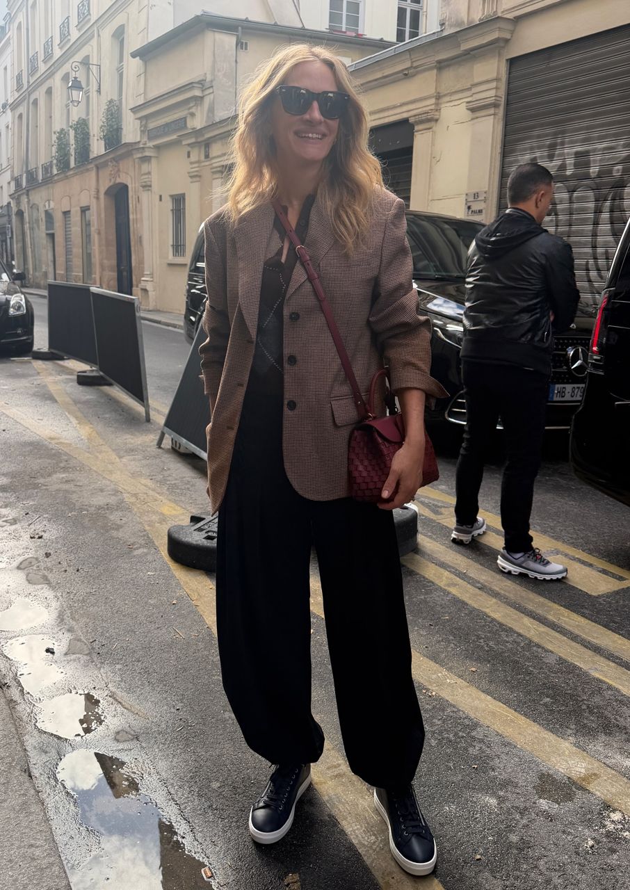 Julia Roberts balloon pants blazer Paris