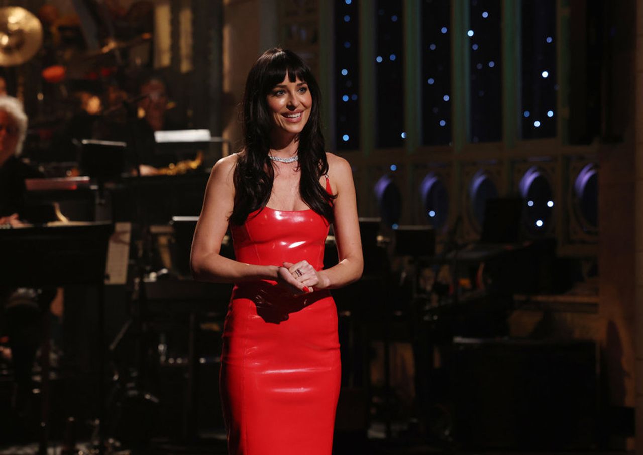 Dakota Johnson SNL