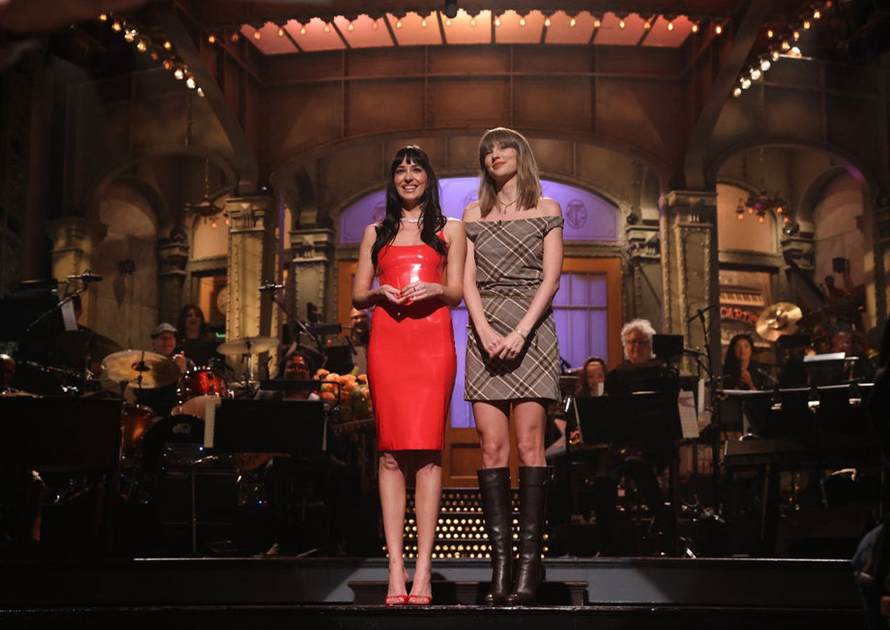 Taylor Swift Dakota Johnson SNL