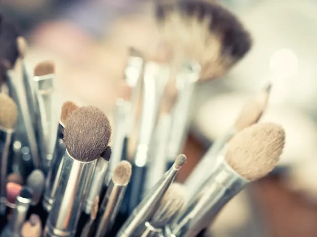 It offers virtual makeovers.