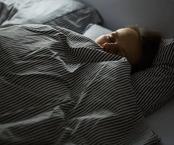 going to bed with wet hair sleeping