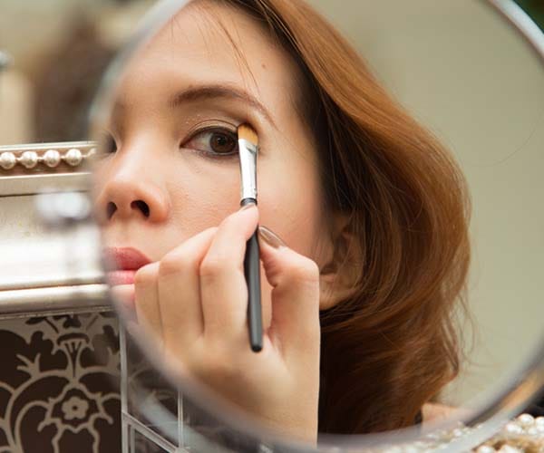 woman applying eyeshadow
