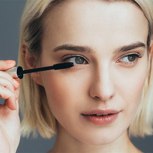 <h3><strong>Use Lengthening Mascara</strong></h3> best eye makeup tricks look younger