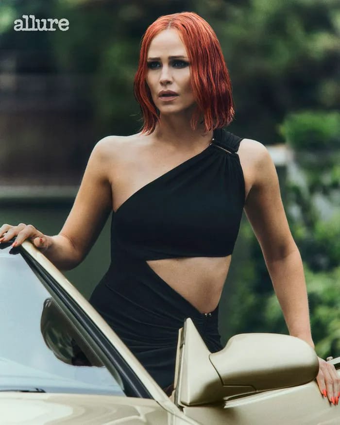 Jennifer Garner red wig cut-out dress 'Allure'