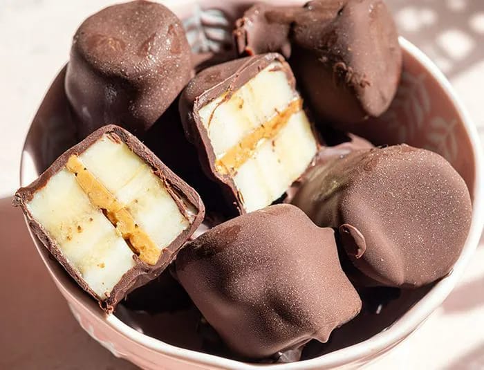 Chocolate banana bites with peanut butter