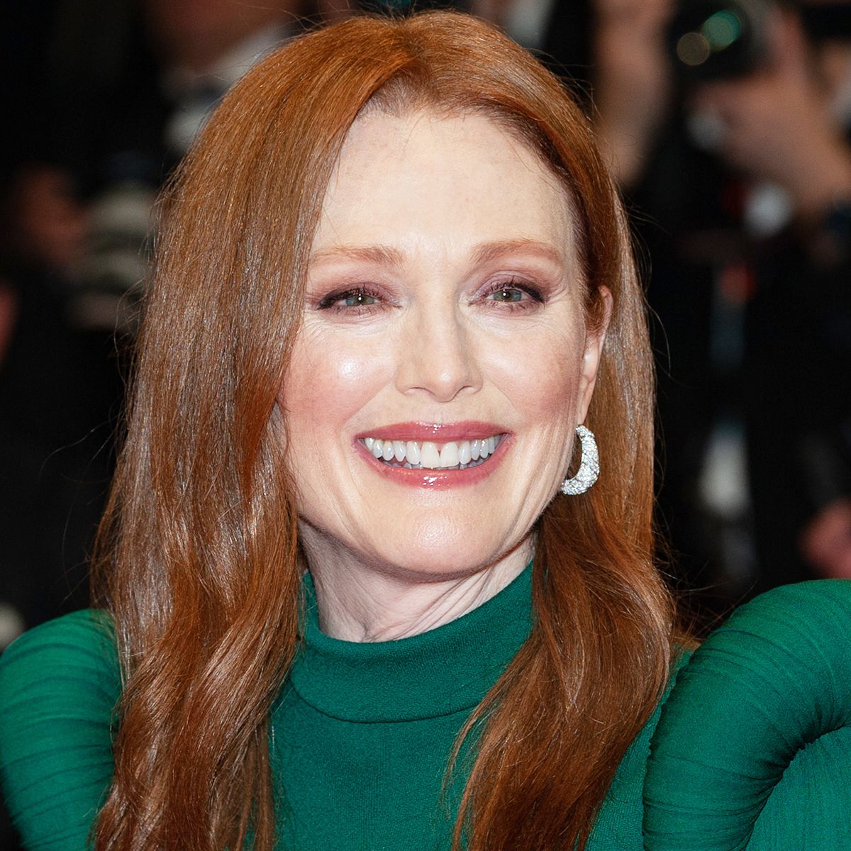 Julianne Moore Is 'Perfection' In An Emerald Green Louis Vuitton Dress - SHEfinds Julianne Moore Is 'Perfection' In An Emerald Green Louis Vuitton Dress - SHEfinds