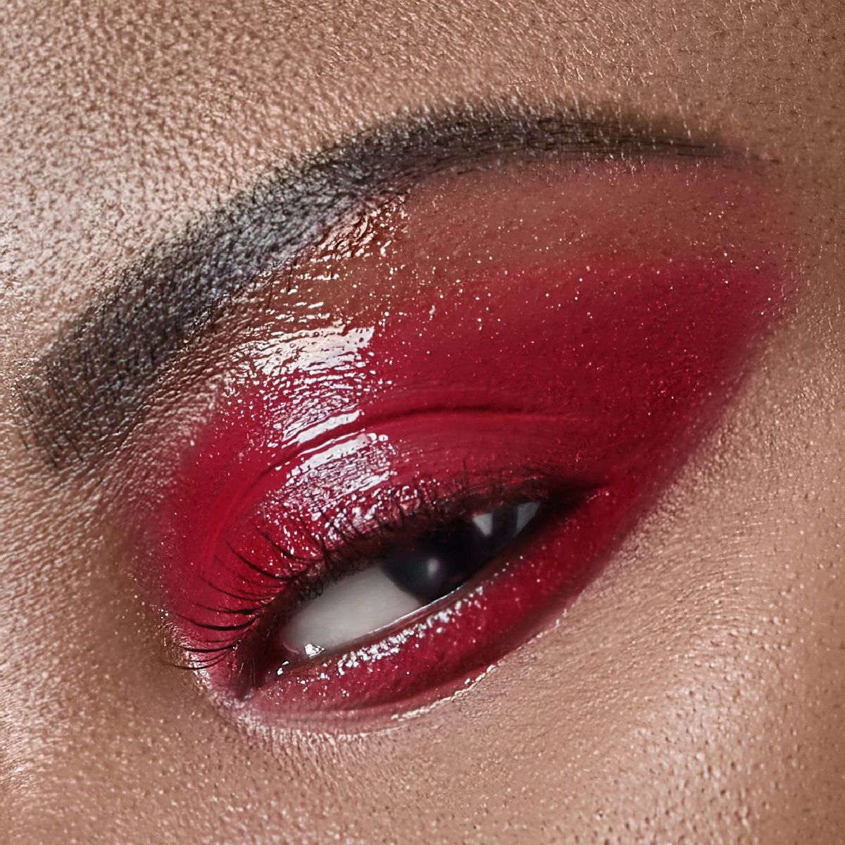 liquid red eyeshadow black mascara shiny eyelid