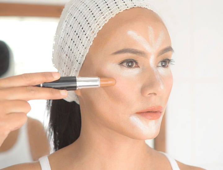 woman-applying-contour-makeup
