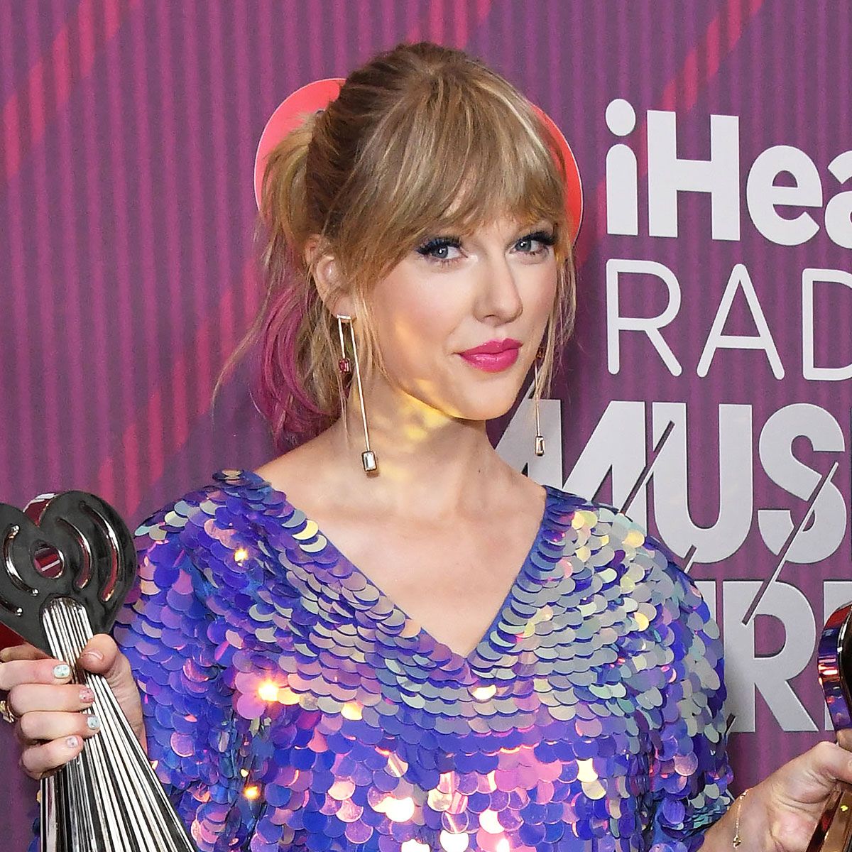 taylor swift iheart radio music awards crystals trophies red carpet