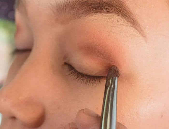 woman-blending-eyeshadow