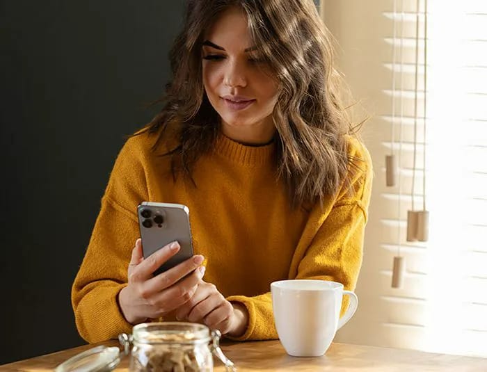 woman-kitchen-on-iphone
