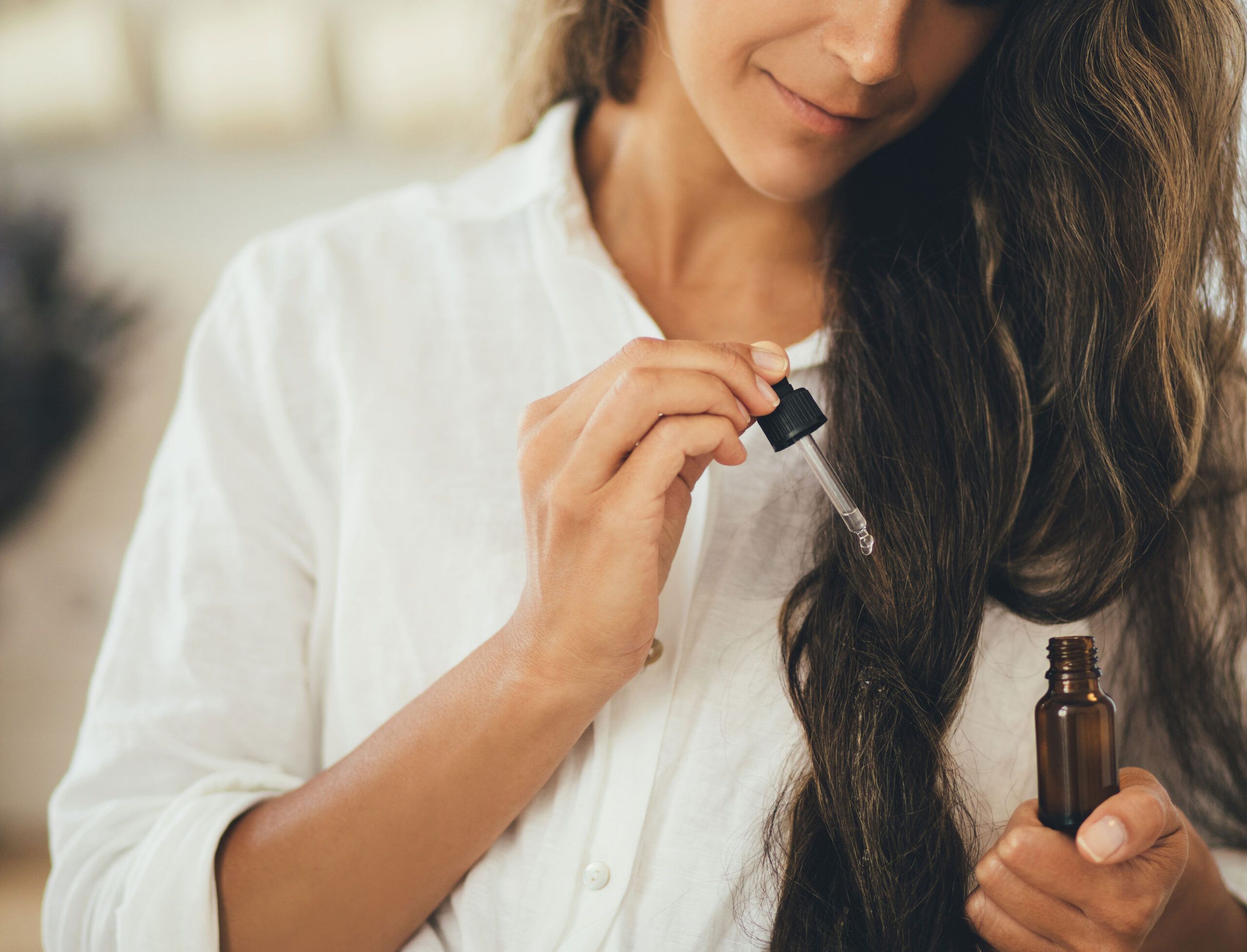 woman-applying-oil-hair