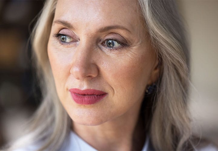 grey-haired-woman-makeup
